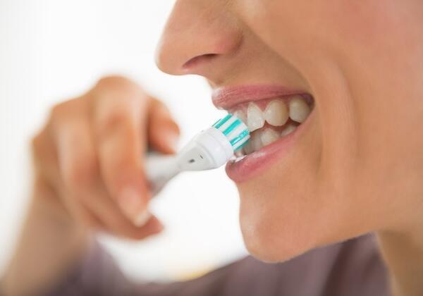 手提式电动牙刷怎么使用
